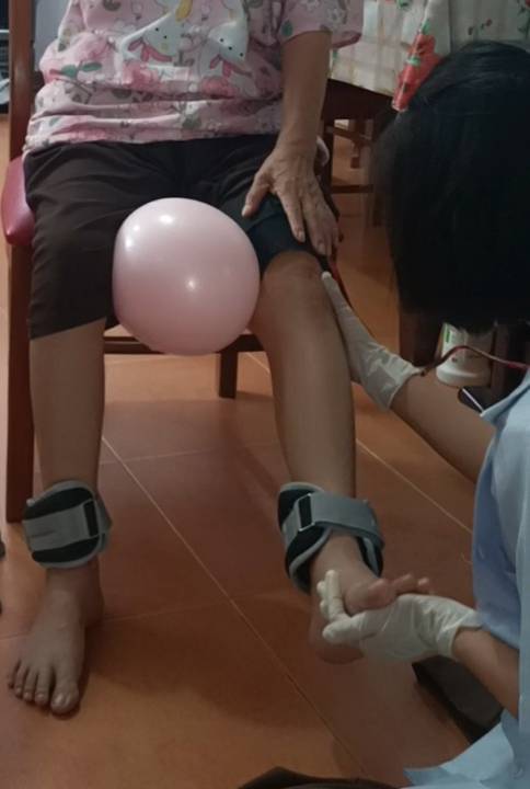 การทำกายภาพบำบัดที่บ้านสำหรับผู้สูงอายุ ฟื้นฟูเข่า เพิ่มความแข็งแรงกล้ามเนื้อ ร่วมกับการกระตุ้นด้วยไฟฟ้า